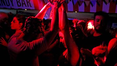 El fuego que dejó 16 Bit Lolitas en San Juan