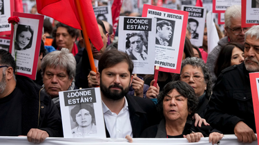 Gabriel Boric reclama junto a familiares de desaparecidos en Chile