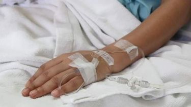 La madre de la nena abandonada en el Rawson volvió para cuidarla