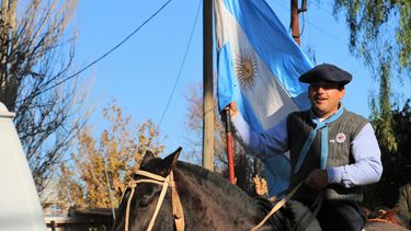 Las mejores postales de lo que dejó la cabalgata que honró la bandera con sentimiento gaucho en San Martín