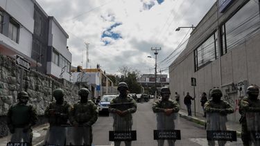 La policía de Ecuador intenta frenar la ola de violencia.