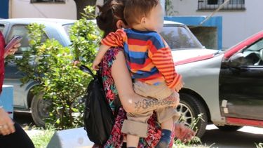 El nene perdido volvió con su mamá, pero un pariente debe ayudarla a cuidarlo