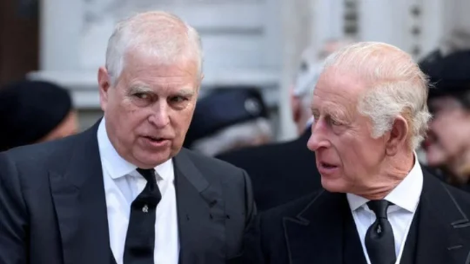 La policía británica arrestó al príncipe Andrés, hermano de Carlos III, por su relación con Epstein