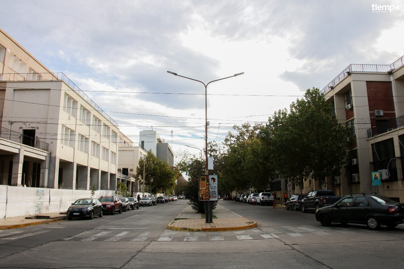 Los edificios 9 de Julio (izquierda) y 25 de Mayo, solo separados por un boulevard en el centro de San Juan. Los edificios 9 de Julio (izquierda) y 25 de Mayo, solo separados por un boulevard en el centro de San Juan.