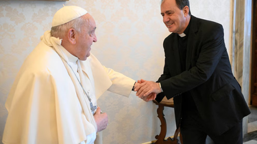 El papa Francisco sufrió una caída y le tuvieron que inmovilizar el brazo