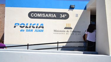 ¡Qué nena!: revoleó platos y amenazó de muerte a su mamá porque se le perdieron los auriculares