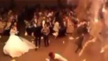 Un incendio provocado por el uso de pirotecnia generó un trágico incendio durante una boda en Irak.