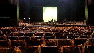 Ya colocaron las butacas en el “Teatro del Bicentenario”