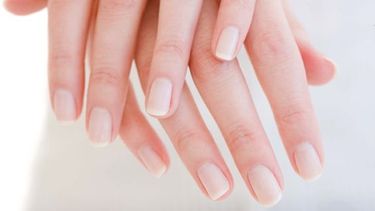 Cómo mantener a raya las cutículas de las uñas