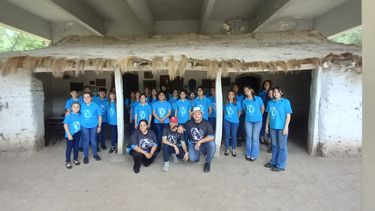 Los chicos del Coro de Niños y Jóvenes de la UNSJ disfrutando de un momento histórico en la escuela que fundó Domingo Faustino Sarmiento, cuando tenía 15 años, en San Francisco del Monte de Oro (San Luis).