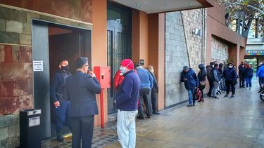 Largas filas y horas de espera en la ansiada vuelta de los sanjuaninos a los casinos