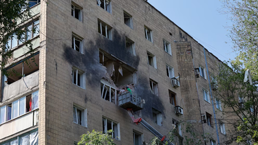 Equipos de rescate trabajan en un edificio en Donetsk tras un nuevo ataque ruso.