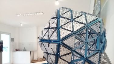 Usaron 5.000 latas para hacer una escultura impresionante