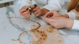 Sustrajeron joyas a una anciana por un valor de $3.000.000 y sospechan de su entorno Sustrajeron joyas a una anciana por un valor de $3.000.000 y sospechan de su entorno