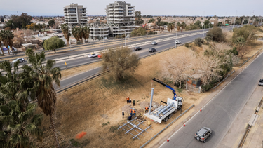 En la Avenida de Circunvalación de San Juan se están instalando 36 estructuras metálicas que soportarán 360 paneles solares a lo largo de todo el anillo.