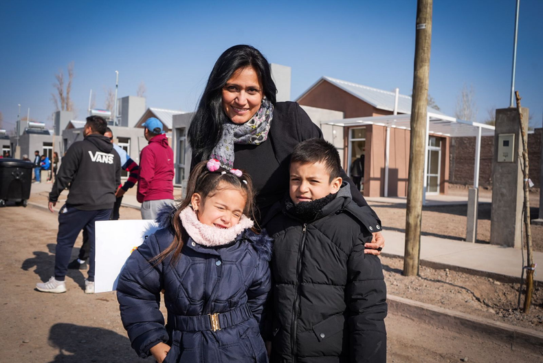 Zoe, de 5 años, junto a su mamá Micaela y su hermanito, listos para conocer su casa nueva.