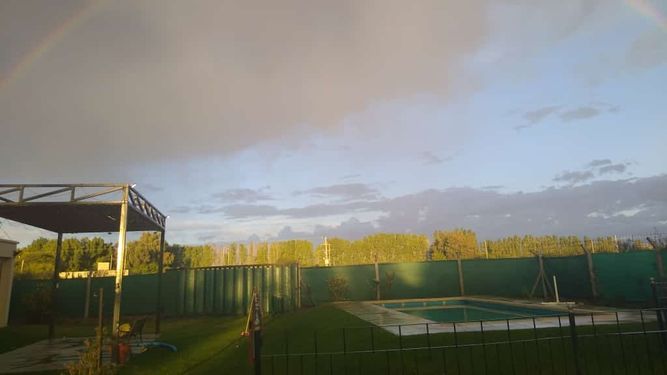 Un arcoiris, el hermoso buen día del cielo a los sanjuaninos