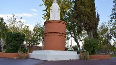 Una Virgen restaurada y más iluminación: así quedó la plaza del barrio Jardín Policial