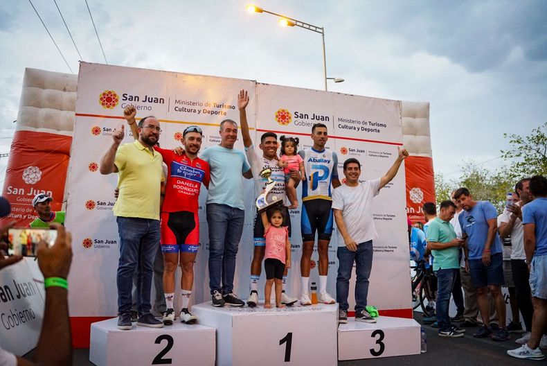 El vicegobernador Fabián Martín y el intendente de Rivadavia, Sergio Miodowsky, acompañaron a los ciclistas en el podio. El vicegobernador Fabián Martín y el intendente de Rivadavia, Sergio Miodowsky, acompañaron a los ciclistas en el podio.