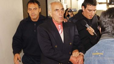 Era de esperar: indignación en las redes por el libro del abusador Arena y sus historias en el Penal