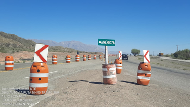 Las empresas que trabajan en la Ruta 40 Sur comunicaron que los tachos que marcan el camino seguro son movidos con frecuencia, lo que genera peligro al transitar por zonas cortadas.