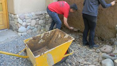 Estudiantes y trabajadores universitarios mejoraron la capilla de Achango