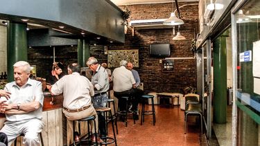 Por la caída del consumo, cerró el último café en barra de San Juan