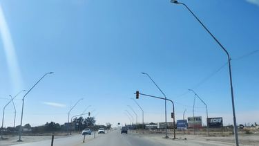 Los semáforos ya están colocados en la Ruta 40 Sur, en la esquina con Calle 9 y solo esperan ser habilitados.