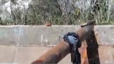 Vecinos taparon con un trapo un caño roto, que pierde agua hace 2 años