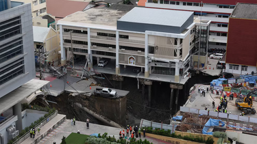 Un enorme socavón de 50 metros se abrió en Bangkok y se tuvo que evacuar la zona