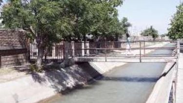 Para Millón, instalar mallas de protección en los canales es casi imposible
