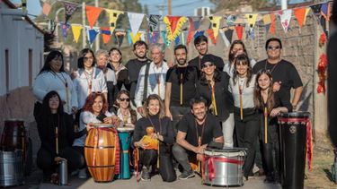La Comparsa Latinoamericana celebra un año en San Juan tirando la casa por la ventana