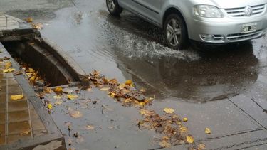 Zona de restaurantes: un caño roto generó un río de agua