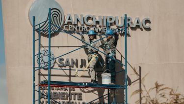 Trabajadores crearon el logo principal para la fachada del Parque Anchipurac con basura reciclada.