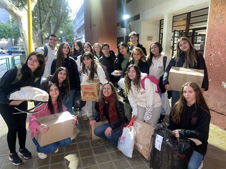 Con todas las donaciones, los estudiantes de la Escuela de Comercio realizaron numerosas actividades recreativas y también ayudaron a una comunidad con dificultades.jpg