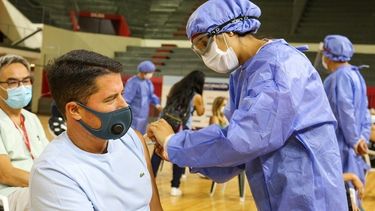 Casi 4.500 personas ya recibieron la primera dosis y 1.609 completaron la vacunación en San Juan Casi 4.500 personas ya recibieron la primera dosis y 1.609 completaron la vacunación en San Juan