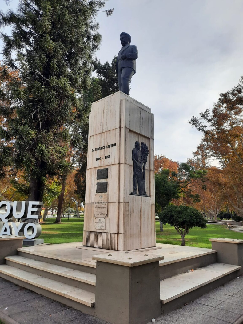 Estatua de Fedrico Cantoni, ubicada en el ángulo sueste del Parque, data de 1987.