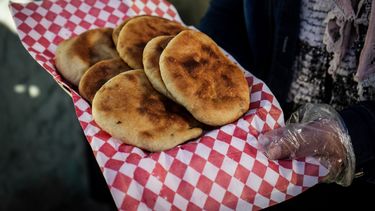 Catar San Juan: probamos semitas con salame y semitas santaluceñas