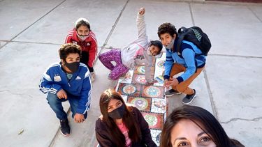 La emotiva historia del tejo que brilla en una escuela albergue de Jáchal