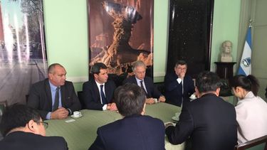 Uñac se reunió con la empresa China que construirá Tambolar