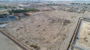 Vista parcial del terreno de la polémica en Chimbas: se observan medianeras hechas por las fábricas colindantes, y hasta una fosa a lo largo de una ellas (derecha de la foto) para evitar que los maleantes se trepen. 