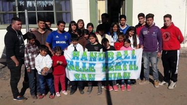 “Los guerreros del handball” iluminaron la Escuela de la Patria