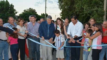 Pocito inauguró pavimento, las primeras obras del 2015