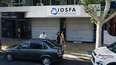 La sede de San Juan de IOSFA, sobre Avenida Córdoba, aun conserva el cartel con el nombre antiguo y el personal atiende solo de mañana. La sede de San Juan de IOSFA, sobre Avenida Córdoba, aun conserva el cartel con el nombre antiguo y el personal atiende solo de mañana.