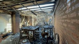 Por una chispita de soldadura, se incendió un depósito en Santa Lucía: así quedó el lugar Por una chispita de soldadura, se incendió un depósito en Santa Lucía: así quedó el lugar