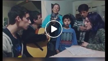 Video: Los Mixtura le regalaron una emotiva canción a su hijito que cumpliría 11 años