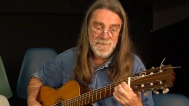 Daniel Giovenco ha tomado la iniciativa de llevar su Fábrica de trovadores a la casa de las personas interesadas en aprender a componer.