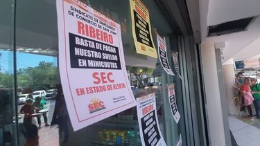 Escracharon a Ribeiro por el pago del sueldo “en minicuotas” en San Juan