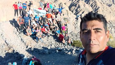 Ricardo Espinoza, tomando una selfie acompañado del resto de integrantes del grupo de trekking Unidos por la montaña.