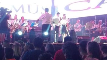 Qué romántico: el policía que le propuso casamiento a su colega en la fiesta